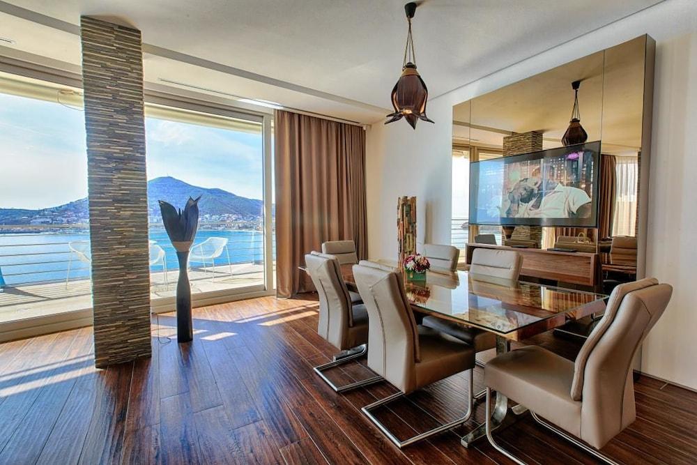 Royal Sealine - Rozino