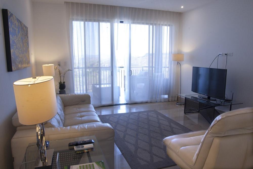 Luxury Condo with Sea View