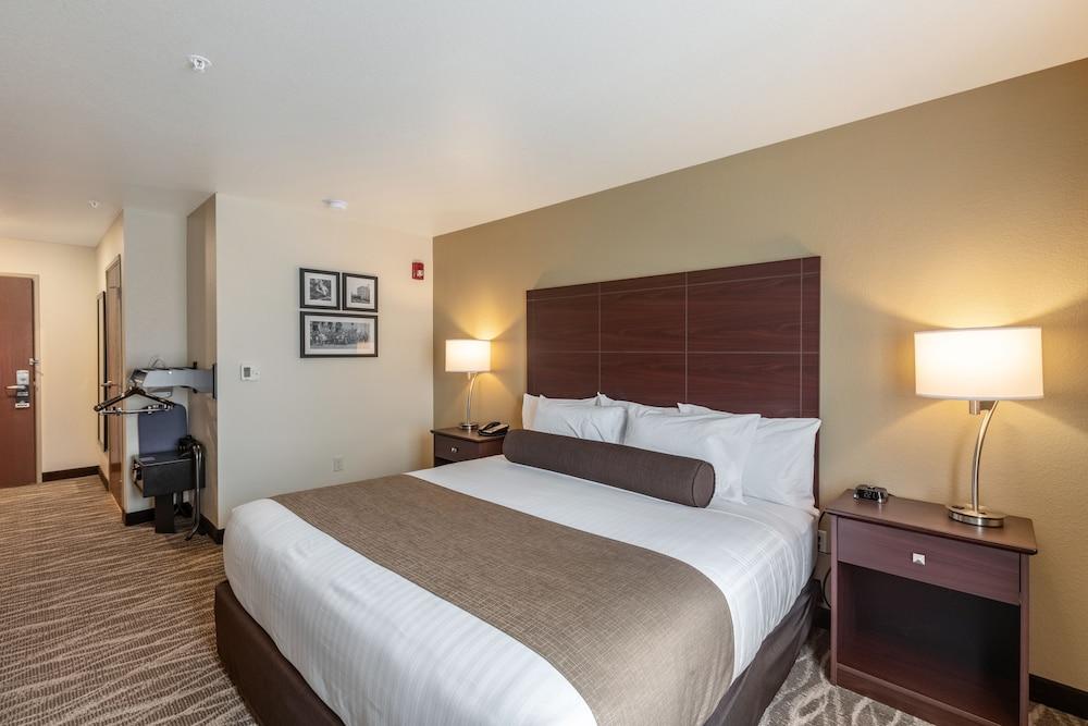 Cobblestone Hotel & Suites - Appleton International Airport