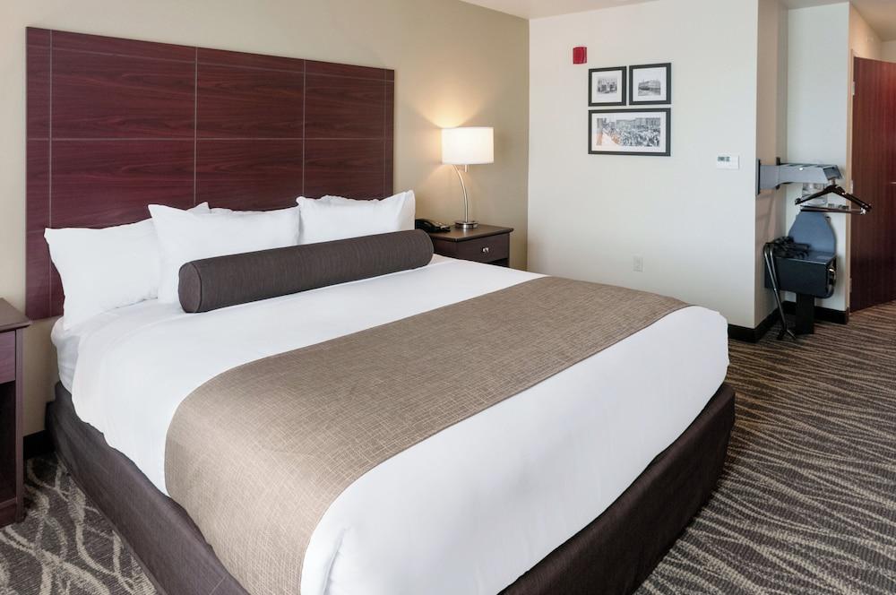 Cobblestone Hotel & Suites - Appleton International Airport
