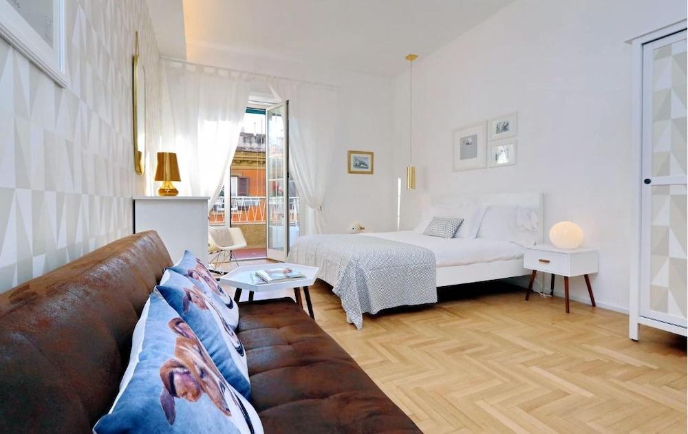 Elegant flat for 8 near Colosseum