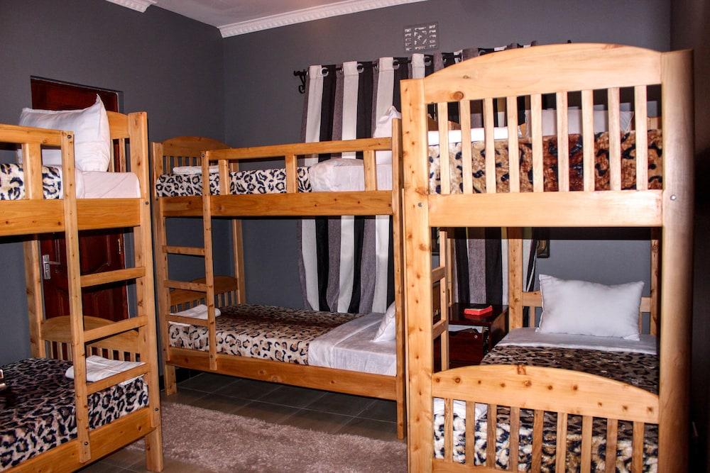 Savannah House - Hostel