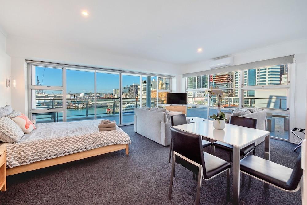 Stunning Harbour & City View Studio