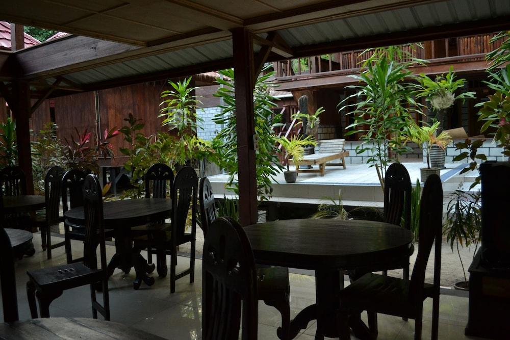 Hoga Dive Inn Wakatobi