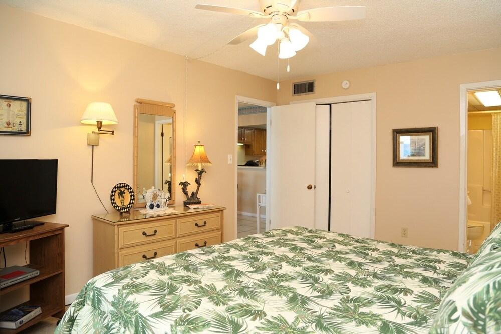 Gulf Tower 7b 2 Bedroom Condo by Redawning