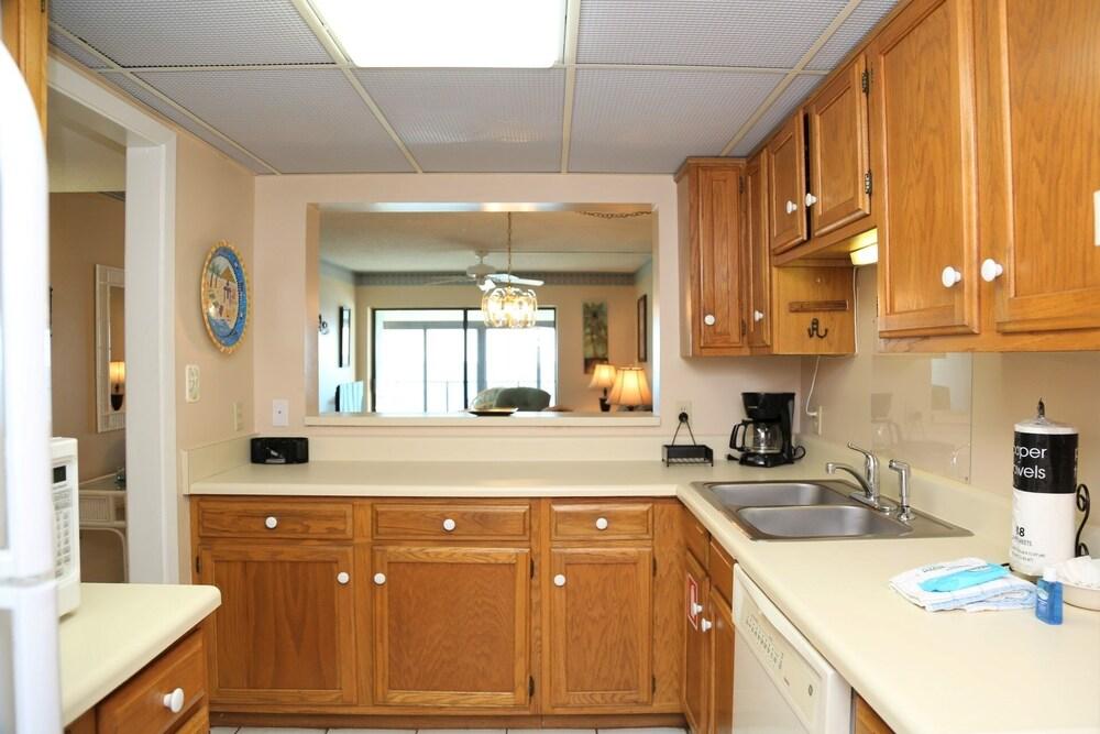 Gulf Tower 7b 2 Bedroom Condo by Redawning