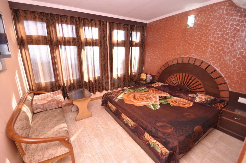 Hotel Sidharth Regency