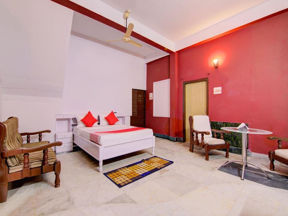 OYO 13542 Urban House