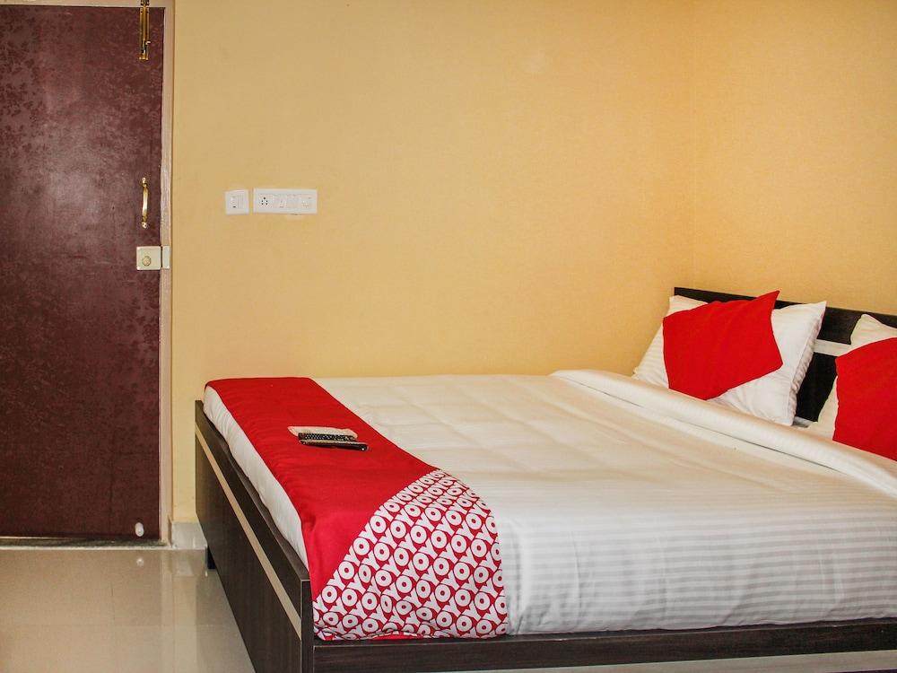 OYO 12840 Sri Guru Residency
