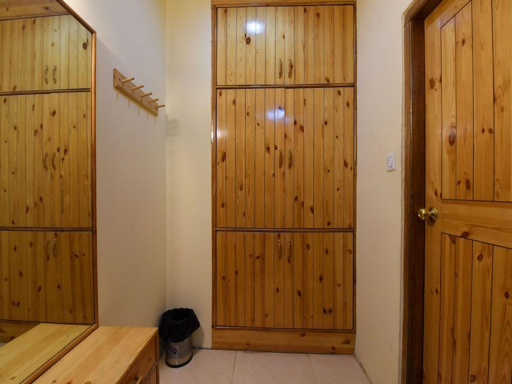 OYO 14150 Celebriti Suites