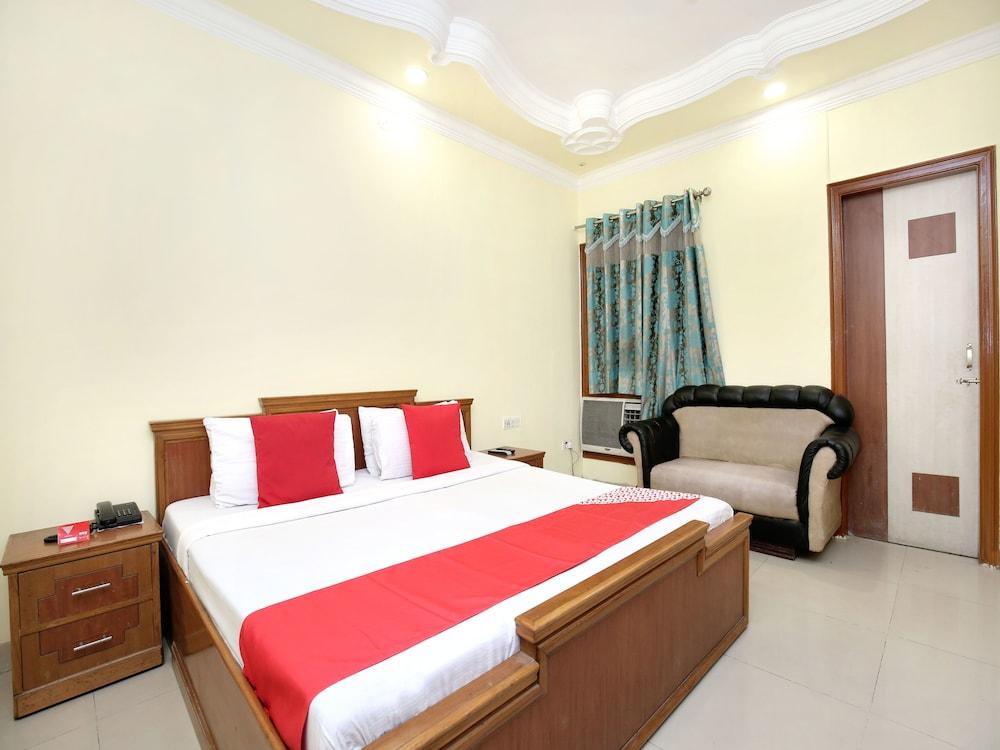 OYO 15667 Hotel Anand