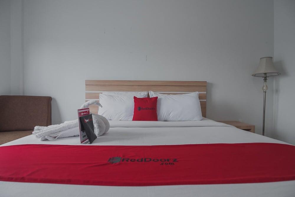 RedDoorz near Hermes Place Polonia Medan