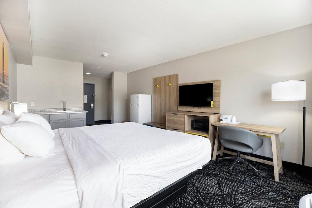 Days Inn & Suites by Wyndham Norton Shores/Muskegon