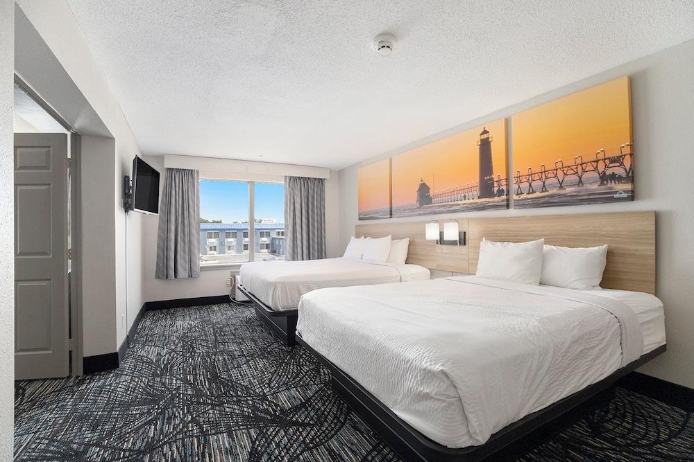 Days Inn & Suites by Wyndham Norton Shores/Muskegon