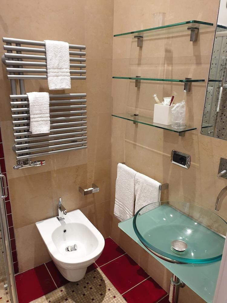 Al Centro Luxury Home