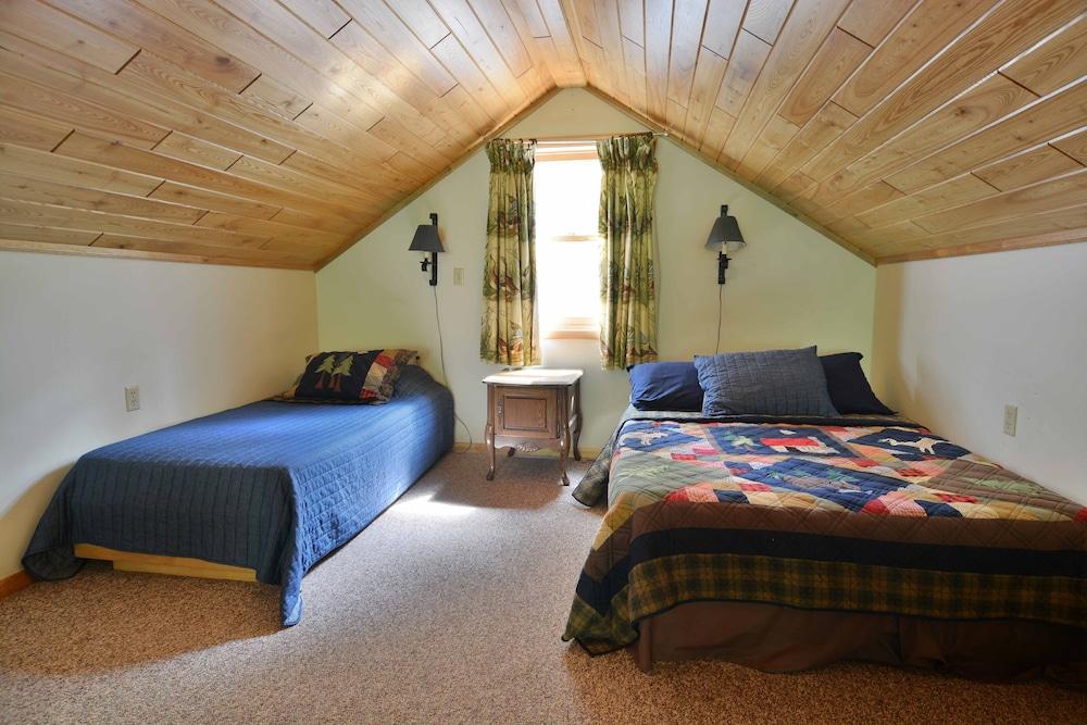 Spacious Cascade Chalet with Cozy Fireplace by RedAwning