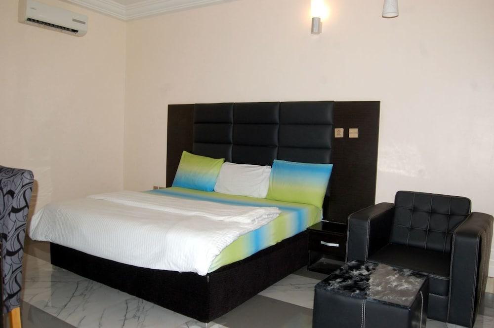 Ritz-Carinton Suites