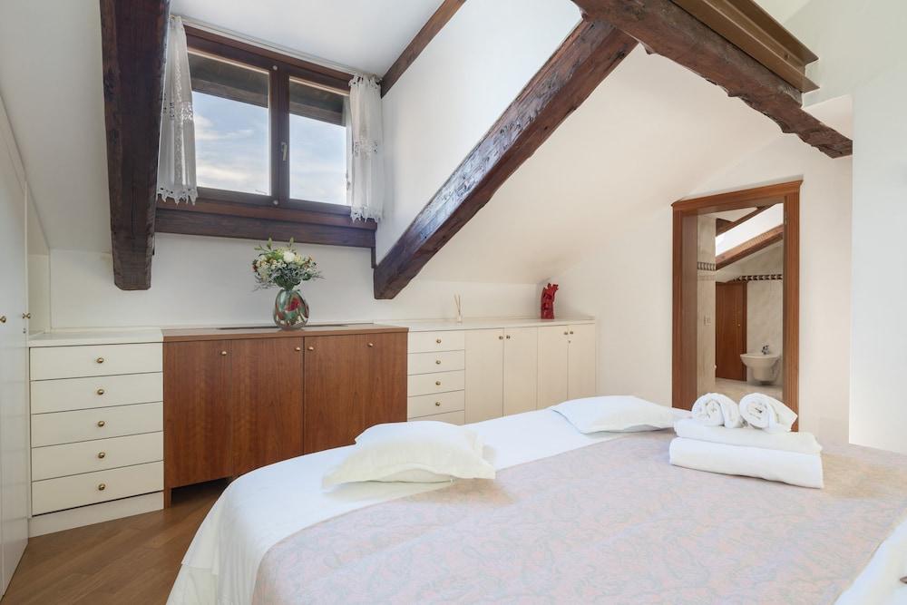 Ve.N.I.Ce Cera Angels's Attic