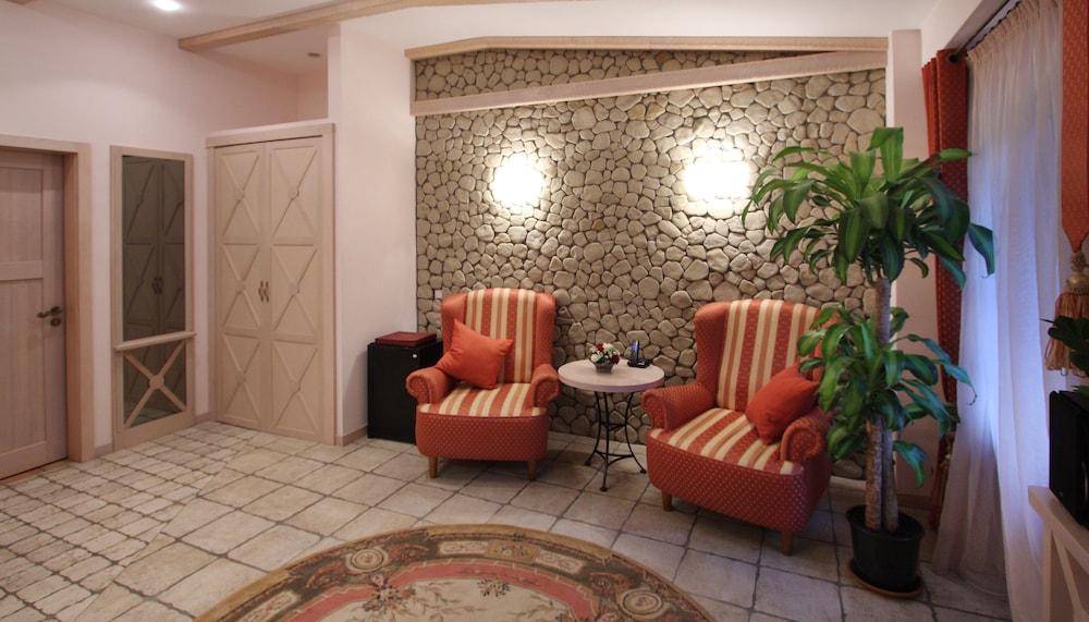 Park-Hotel Butenko Stable