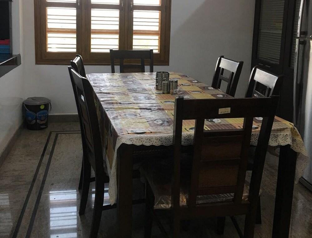 Dea Service Apartment