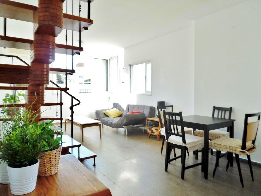 Super Central Stunning Roof 2BR Apt