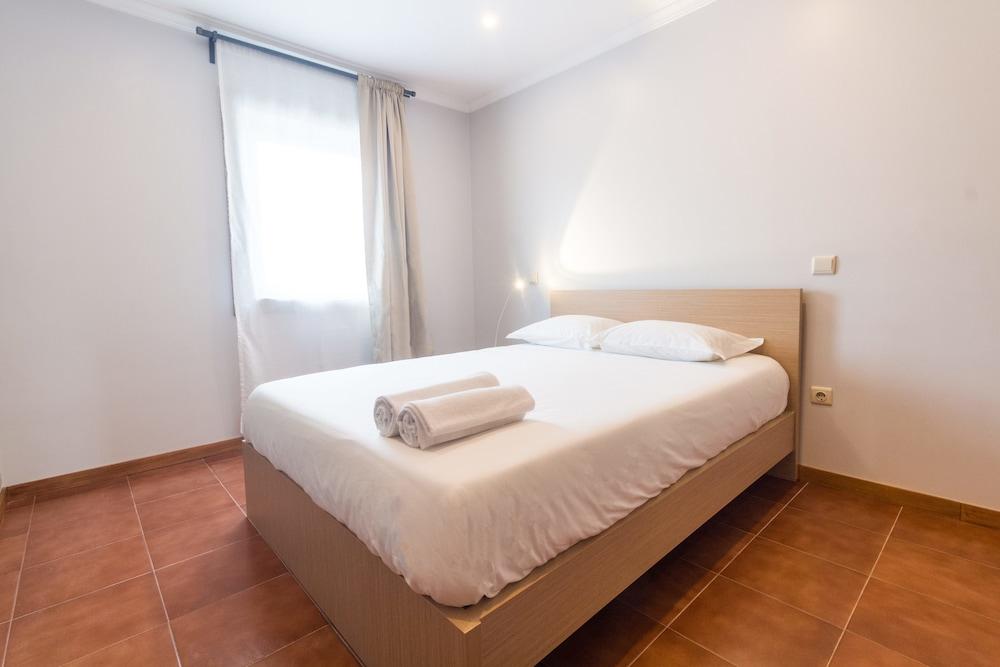 House and People - Rua da Taxa