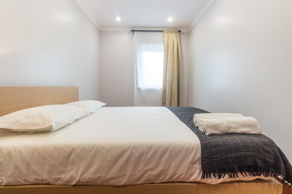 House and People - Rua da Taxa