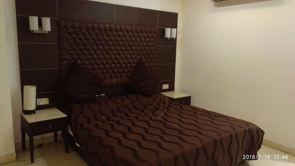 The Metropolis Guest House Near RK Ashram Metro Station