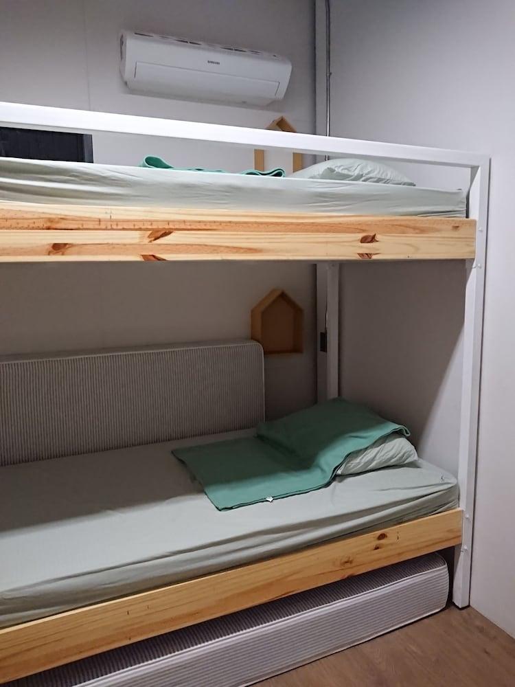 Hybrit Hostel & Cafe