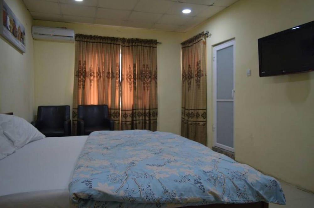 Whitebrook Suites and Bar