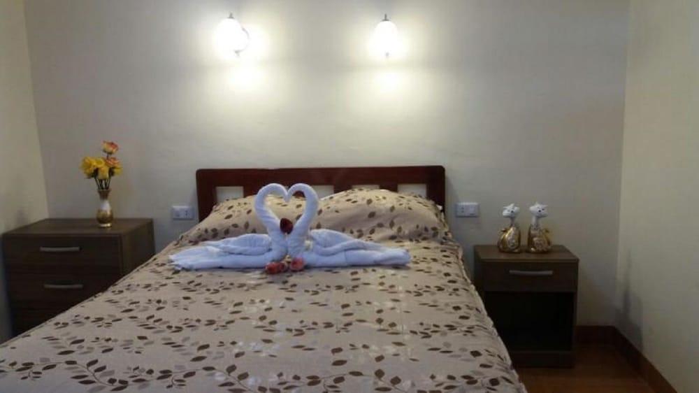 Hostal Carmeli A&C