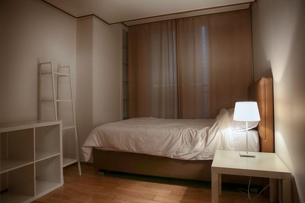 Gangnam Stn Luxury Apt