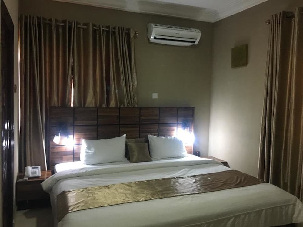 Momak 6 Hotel & Suites