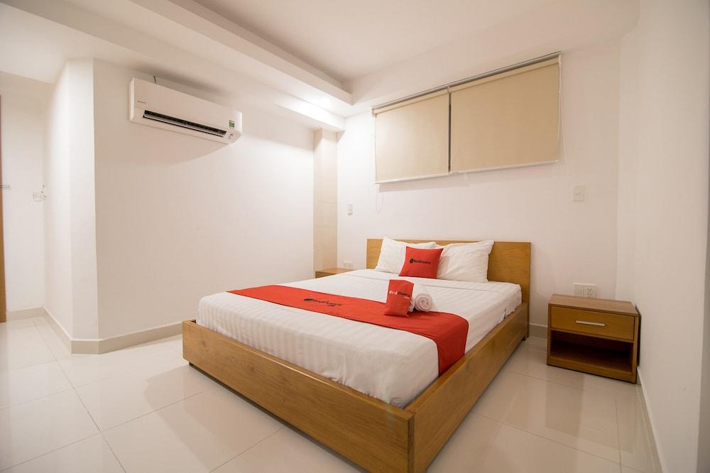 RedDoorz Plus near SECC D7