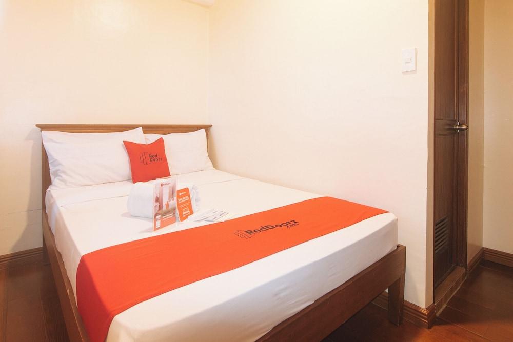 RedDoorz @ Moonwalk Paranaque