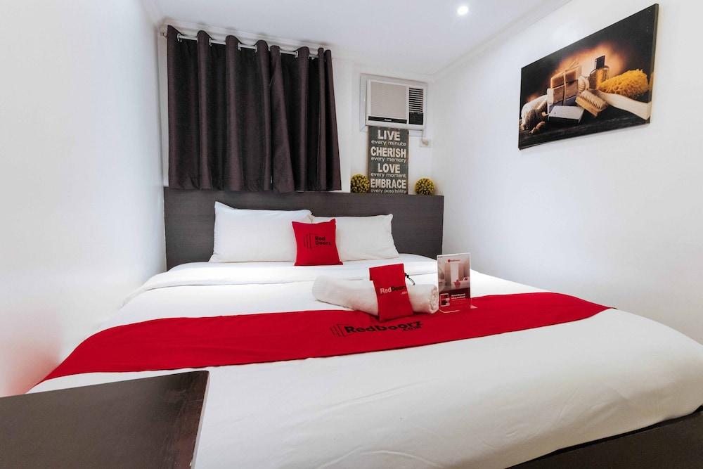 RedDoorz Plus @ Poblacion Makati