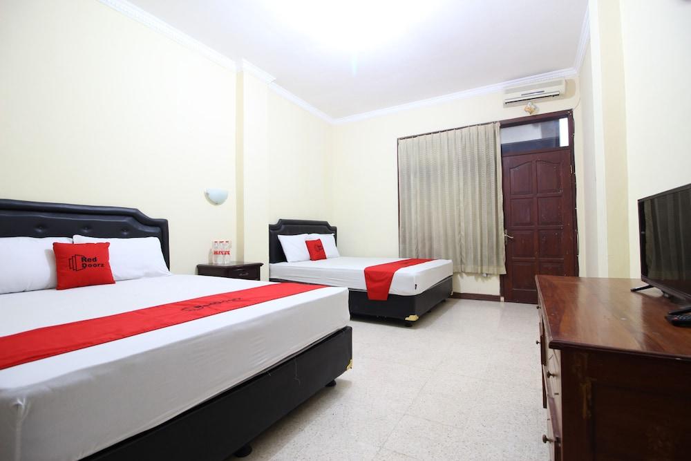 RedDoorz @ Mantrijeron 2