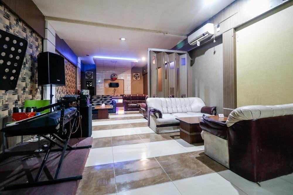 RedDoorz Plus near Pasar Wisata