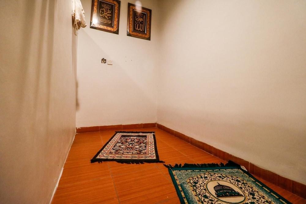 RedDoorz Plus near Pasar Wisata