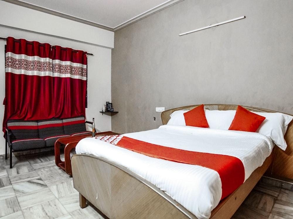 Capital O 12906 Amrutha Grand