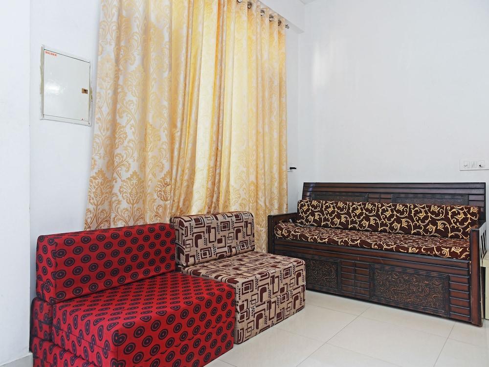 OYO 13837 The Royal Nest