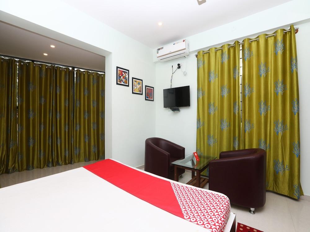 OYO 15725 Golden Residency