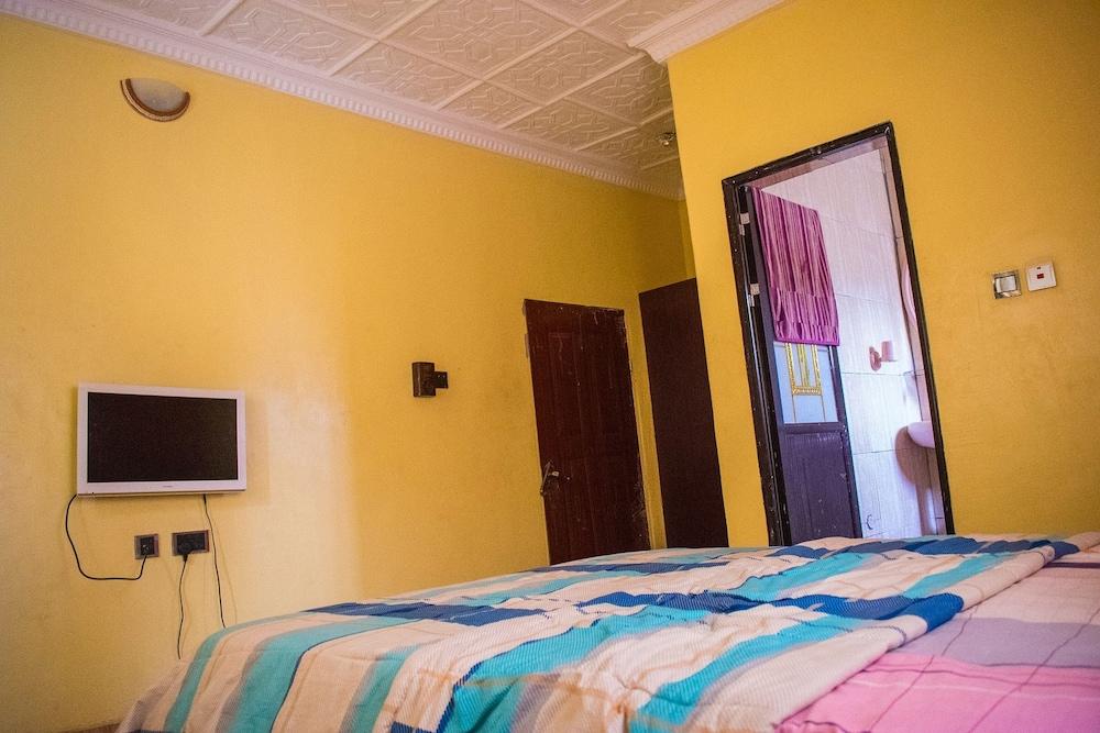 De Royal Hotel and Suites