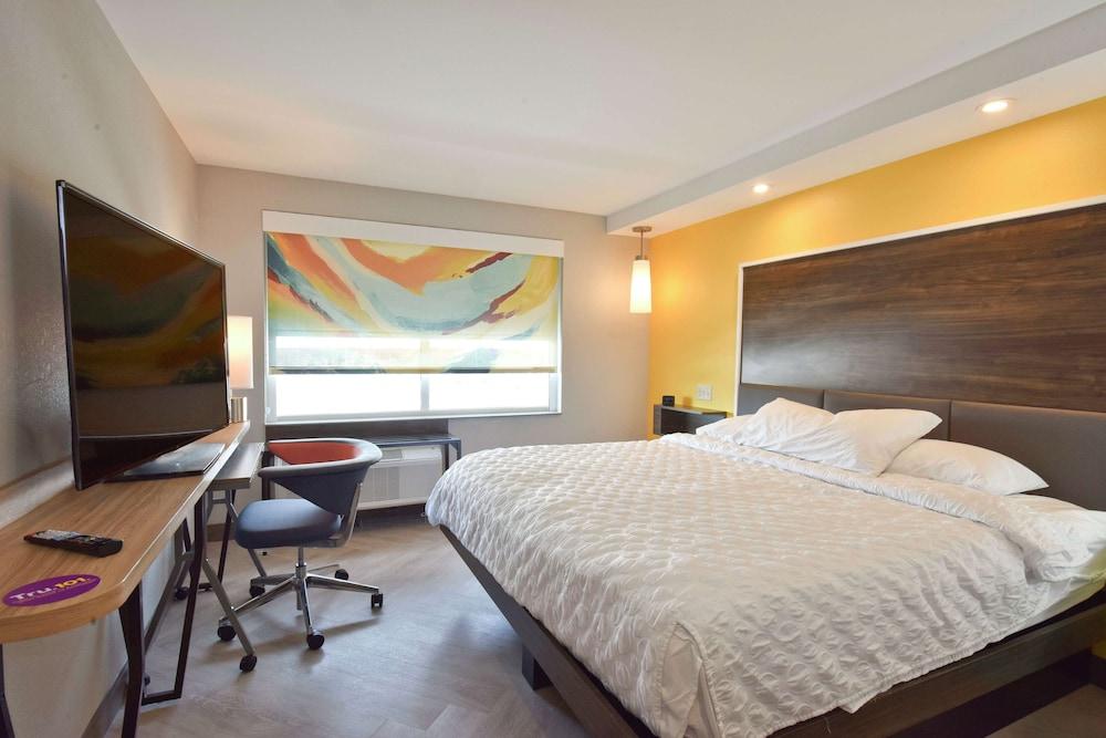 Tru by Hilton Lawrence