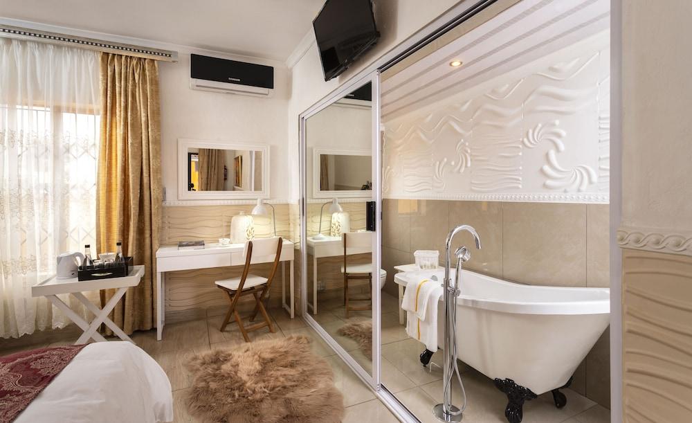 SelaMod Village guest House