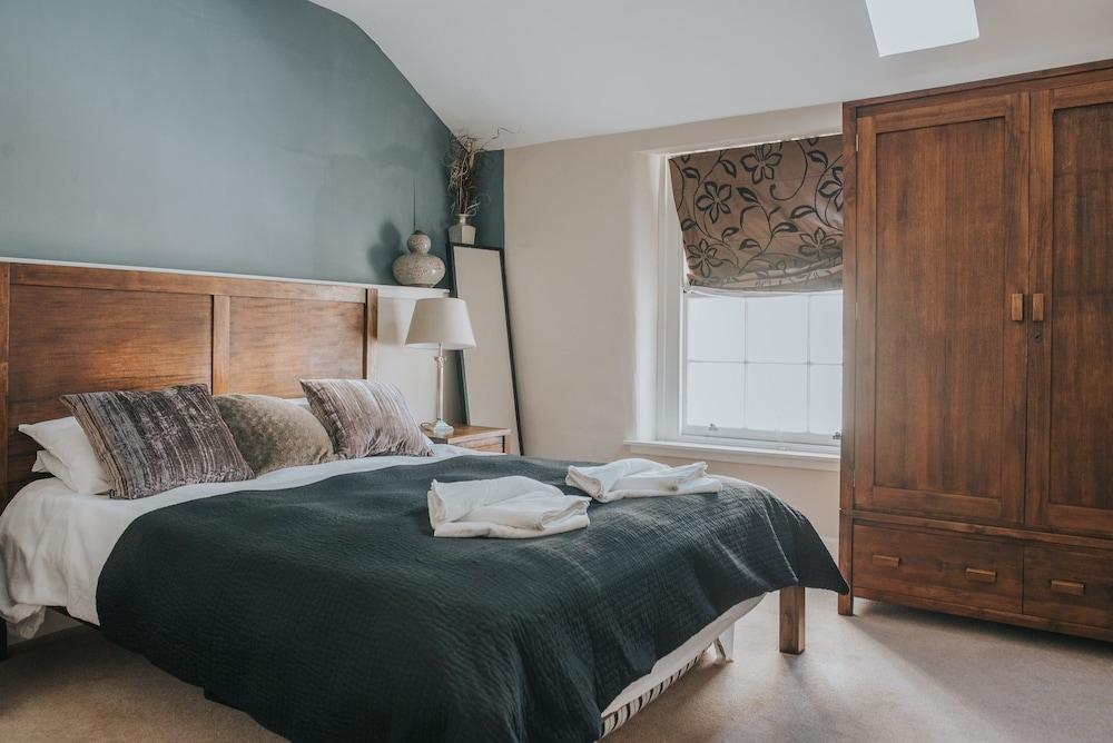 Reizand Apartments, Young St