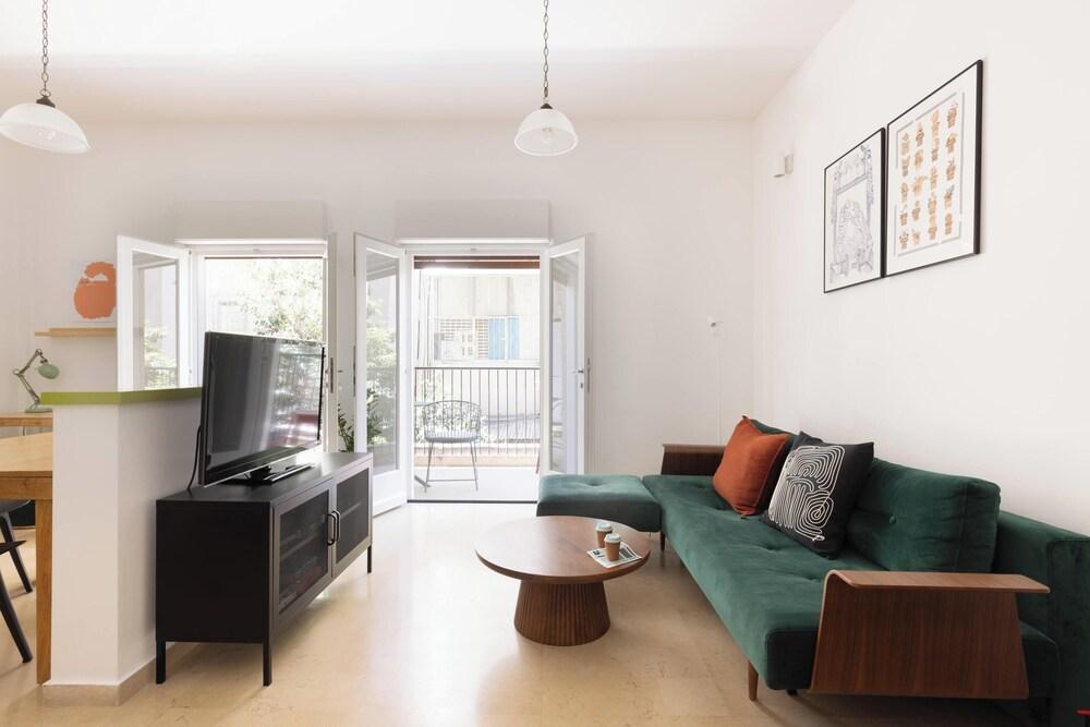 Diz 3 By TLV2rent