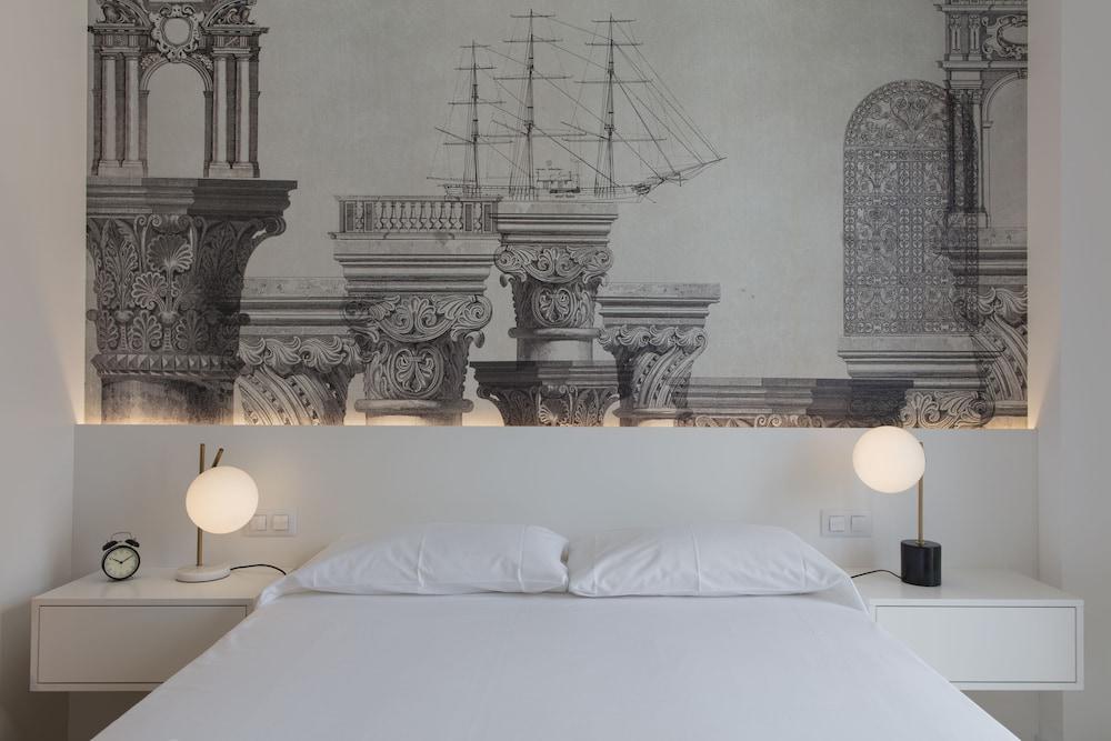 Chic & Central in Lively but Quiet Area