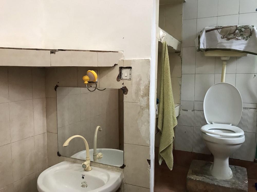 Kwa Mzushi Bondeni Hotel