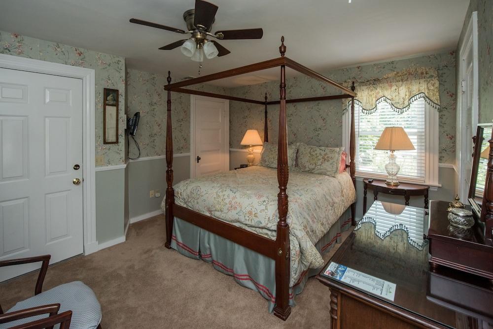 Anne's White Columns Inn